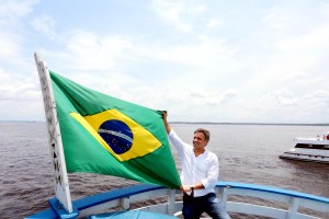 aecio-manaus-26a-barco-passeio-bandeira-2