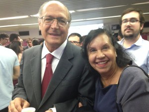 A presidente do PSDB Mulher SP, Almira Garms e o governador Geraldo Alckmin nos bastidores da entrevista com candidatos majoritários