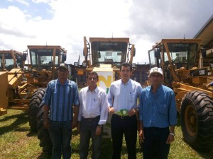 Betinho-e-sua-equipe-recebendo-sua-motoniveladora