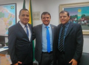Prefeito James Gomes acompanhado do deputado federal Marcio Bittar e secretário de Planejamento Francisco Nazareno