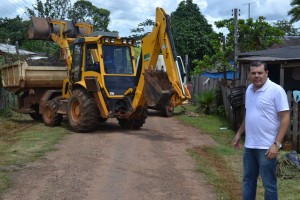 PREFEITO FISCALIZA O SERVIÇO