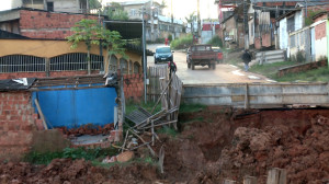 Obra no bairro Palheiral, investigada pelo TCU, causou erosão na rua A