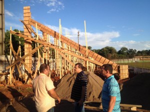 PREFEITO FISCALIZA OBRA DE ARQUIBANCADA
