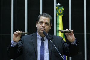 Major Rocha (PSDB-AC) denuncia a qualidade do asfalto usado na BR 364