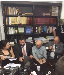 Líder Carlos Sampaio ao lado de juristas na manhã desta quinta-feira em SP