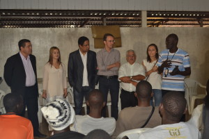 Comitiva durante conversa com imigrantes na Chácara Aliança