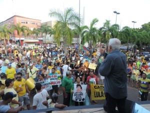 Populares e militantes dos partidos de oposição participaram do ato