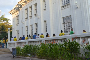 Momento que manifestantes abraçaram o Palácio do Governo