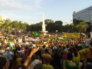 Acre: Cinco mil manifestantes coloriram a frente do Palácio do Governo de verde e amarelo