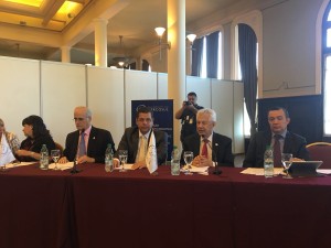 Deputado Rocha ladeado pelo presidente do Parlasul, Jorge Taiana, e do vice-presidente do Parlasul, Arlindo Chinaglia