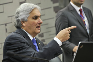 A Comissão de Assuntos Econômicos (CAE) realiza reunião deliberativa com 14 itens. Entre eles, PLS 65/2012, que reduz a 3% alíquota do ISS sobre turismo rural e PLS 252/2011, que cria programa de microdestilarias de álcool e biocombustíveis. Em pronunciamento, presidente da CAE, senador Delcídio Amaral (PT-MS). Foto: Foto: Geraldo Magela /Agência Senado