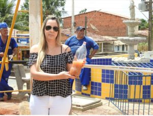 Prefeita Emanuella, no Povoado Santa Luzia, mostra que antes do poço aberto já em sua gestão, a água que chegava era só ferrugem.