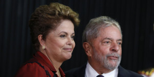 DF - DILMA/DIPLOMAÇÃO - POLÍTICA - A presidente reeleita Dilma Rousseff é cumprimentada pelo ex-presidente Luiz Inácio Lula da Silva ao ser diplomada para seu segundo mandato, em solenidade realizada na sede do Tribunal Superior Eleitoral, em Brasília (DF), nesta quinta-feira. 18/12/2014 - Foto: DIDA SAMPAIO/ESTADÃO CONTEÚDO