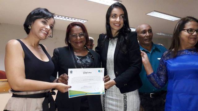 Prefeita eleita, Maria Orlanda, recebendo diplomação.
