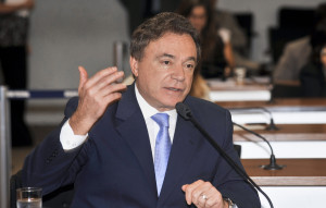 Senador Alvaro Dias (PSDB-PR) participa de audiência da Comissão de Agricultura e Reforma Agrária (CRA), que ouve o ministro do Desenvolvimento Agrário e o presidente do Incra sobre denúncia veiculada no programa Fantástico, da TV Globo, sobre a venda irr