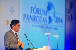 Aécio Neves durante fórum sobre turismo em São Paulo