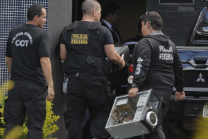Agentes chegam  sede da PF com material apreendido e pessoas detidas na Operao Monte Carlo