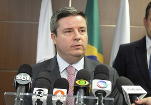 antonio-anastasia-durante-anuncio-de-reducao-no-valor-das-passagens-300x210