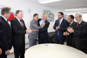 Filiação do deputado Carlos Geilson ao PSDB reforça oposição na Bahia, afirma Aécio Neves