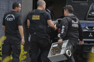 Agentes chegam  sede da PF com material apreendido e pessoas detidas na Operao Monte Carlo
