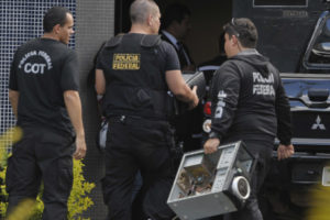 Agentes chegam  sede da PF com material apreendido e pessoas detidas na Operao Monte Carlo