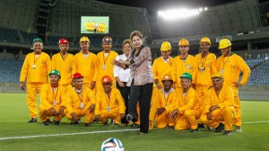 22012014---a-presidente-dilma-rousseff-chuta-bola-durante-inauguracao-do-estadio-arena-dunas-nesta-quarta-feira-22-em-natal-o-rio-grande-do-norte-e-um-dos-estados-que-sediara-sediar-jogos-da-copa-do-1390512268761