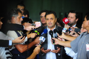 20-04-15-aecio-neves-coletiva_8-1-300x200