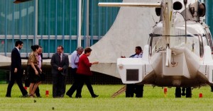 24dez2013---a-presidente-dilma-rousseff-embarca-em-helicoptero-no-palacio-do-alvorada-em-brasilia-rumo-a-vitoria-es-dilma-sobrevoou-as-areas-atingidas-pela-chuva-no-estado-1387889915349_956x500