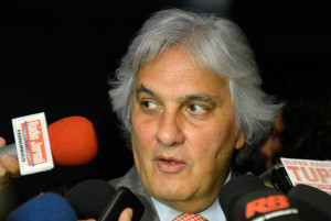 O líder do governo no Senado, Delcídio do Amaral, fala à imprensa