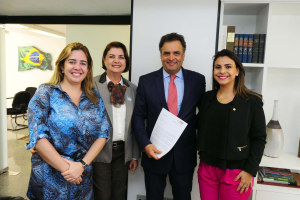 Mulheres-entregam-carta-a-Aécio-Neves-300x200