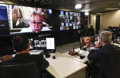 Senador durante votação remota