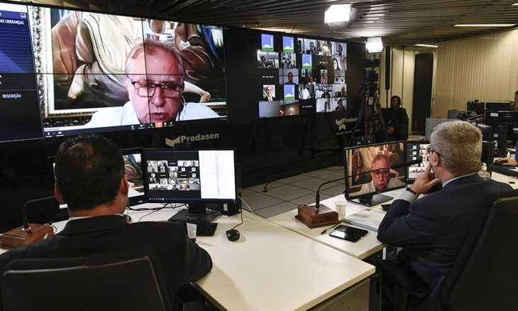 Senador durante votação remota