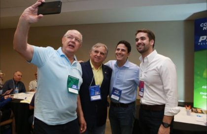 Da esquerda pra direita: Luiz Carlos Haully, Izalci Lucas, Bruno Araújo (presidente nacional do PSDB) e Eduardo Leite em 2019 durante congresso nacional do partido.