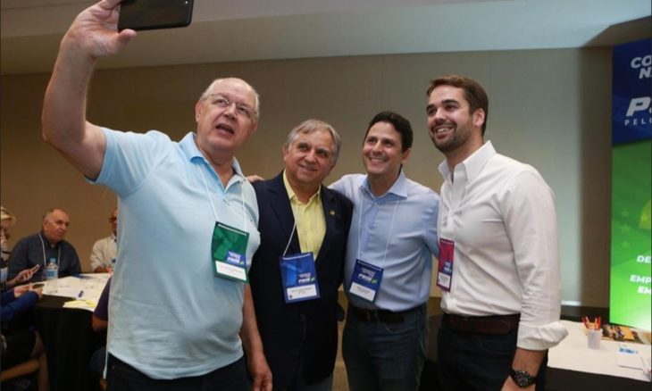 Da esquerda pra direita: Luiz Carlos Haully, Izalci Lucas, Bruno Araújo (presidente nacional do PSDB) e Eduardo Leite em 2019 durante congresso nacional do partido.