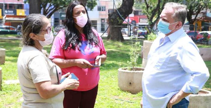 Izalci com tucanas no Núcleo Bandeirante