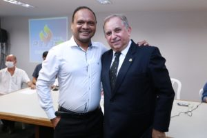 Com presidente do PSDB Evangélico, Enoque