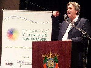 Luiz Paulo faz discurso no evento