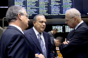 Sérgio Guerra com o presidente do PSDB-ES, deputado César Colnago, e Mendes Thame, atual secretário-geral do PSDB