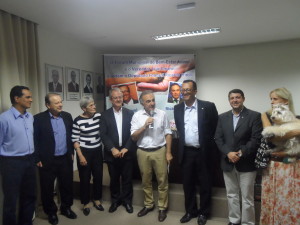 Ricardo Tripoli (camisa branca ao centro) com lideranças tucanas e protetores dos animais