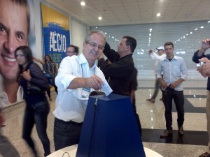 O presidente do PSDB-ES, deputado federal César Colnago, vota na Convenção.