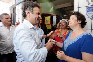 Aécio saúda moradores de Vitória, durante visita ao Espírito Santo