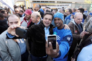 Aécio Neves faz selfie com trabalhador durante visita na fábrica Voith, no Jaraguá, em São Paulo