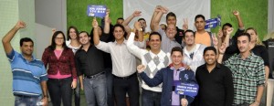 Os jovens que participaram da reunião entregaram propostas ao candidato tucano