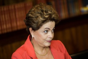 Brasília - A presidenta Dilma Rousseff durante reunião com o ministro de Assuntos Exteriores e do Desenvolvimento Internacional da França, Laurent Fabius, no Palácio da Alvorada (Marcelo Camargo/Agência Brasil)