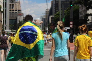 13/12/2015- São Paulo- SP, Brasil- Manisfestantes reúnem-se na avenida Paulista, em ato contra o governo Dilma Rousseff. Foto: André Tambucci/ Fotos Públicas