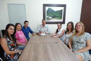 Na imagem o prefeito Carlos Henrique, o secretário de Saúde Roziel Olavo e a equipe da Secretaria de Saúde, Dayanna Cecilia Almeida, Vania de Paula Oliveira, Valéria Rodrigues, Anastacia Almeida e Cíntia de Castro.