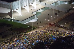 FRP_protestos-contra-Dilma-Rousseff-em-frente-ao-Palacio-do-Planalto_21032016001