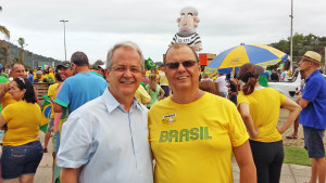 Vice-governador César Colnago com o presidente estadual tucano Jarbas Ribeiro de Assis Junior na manifestação deste domingo (13)