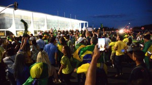 Brasília - Manifestações a favor do impeachment de Dilma, na Praça dos Três Poderes (Wilson Dias/Agência Brasil)