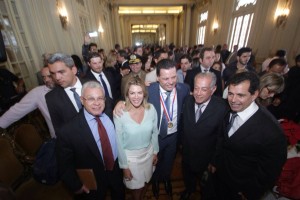 Na foto, Afrêni ao lado de Marconi, Dona Valéria, Sr. Marconi e Antônio, pai e irmão de Marconi Perillo, respectivamente.